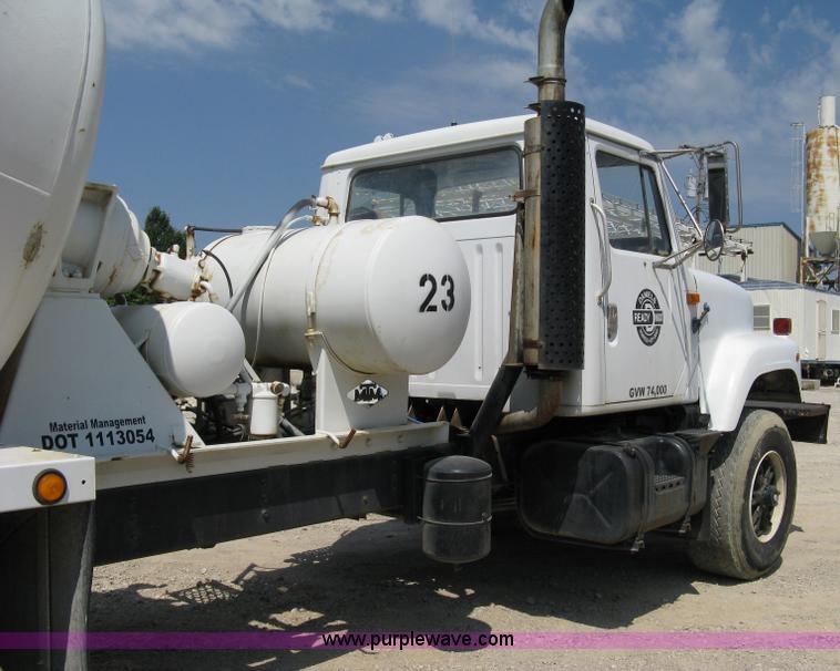 image for item 5069 1991 International Series 2574 mixer truck