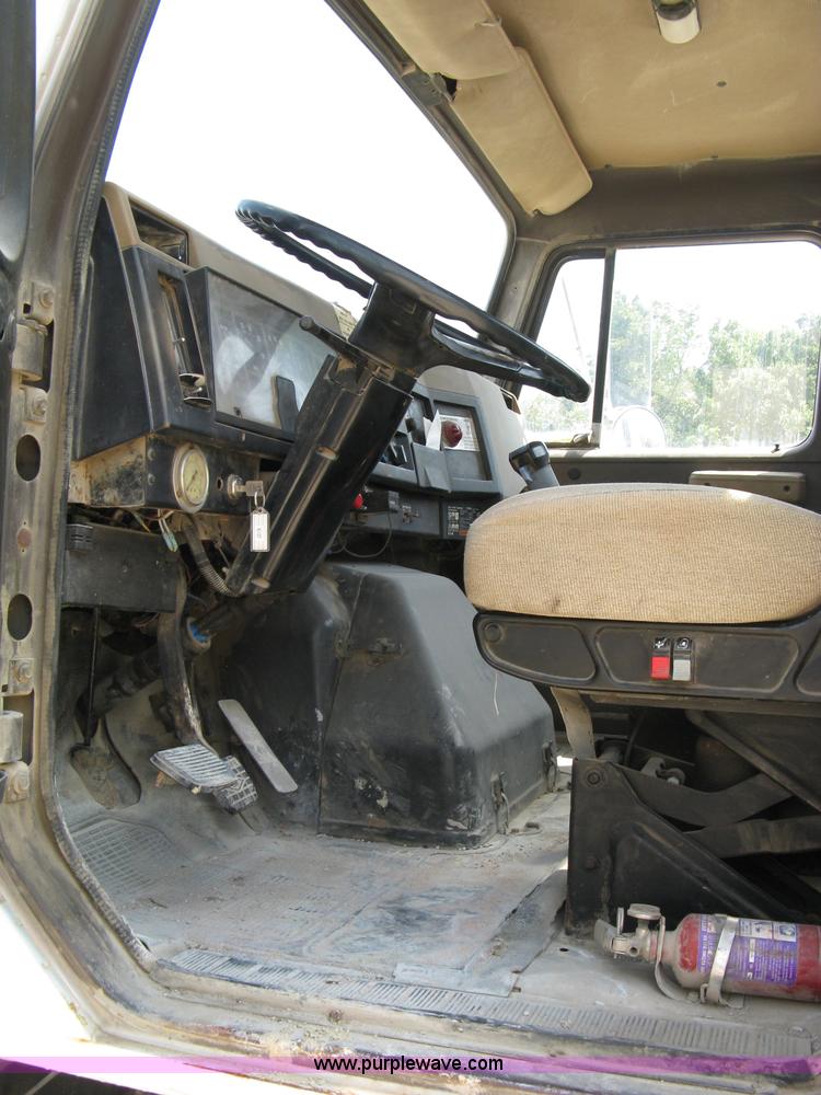 image for item 5069 1991 International Series 2574 mixer truck