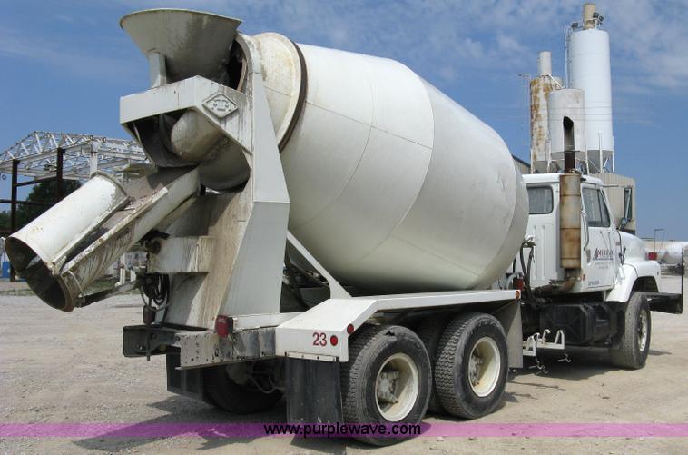 image for item 5070 1981 International Series F2674 mixer truck