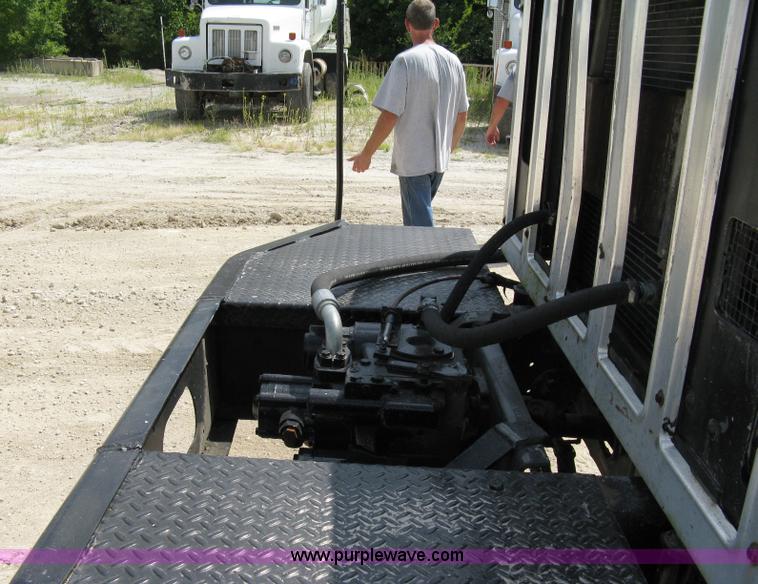 image for item 5070 1981 International Series F2674 mixer truck