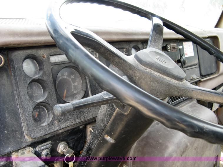 image for item 5070 1981 International Series F2674 mixer truck