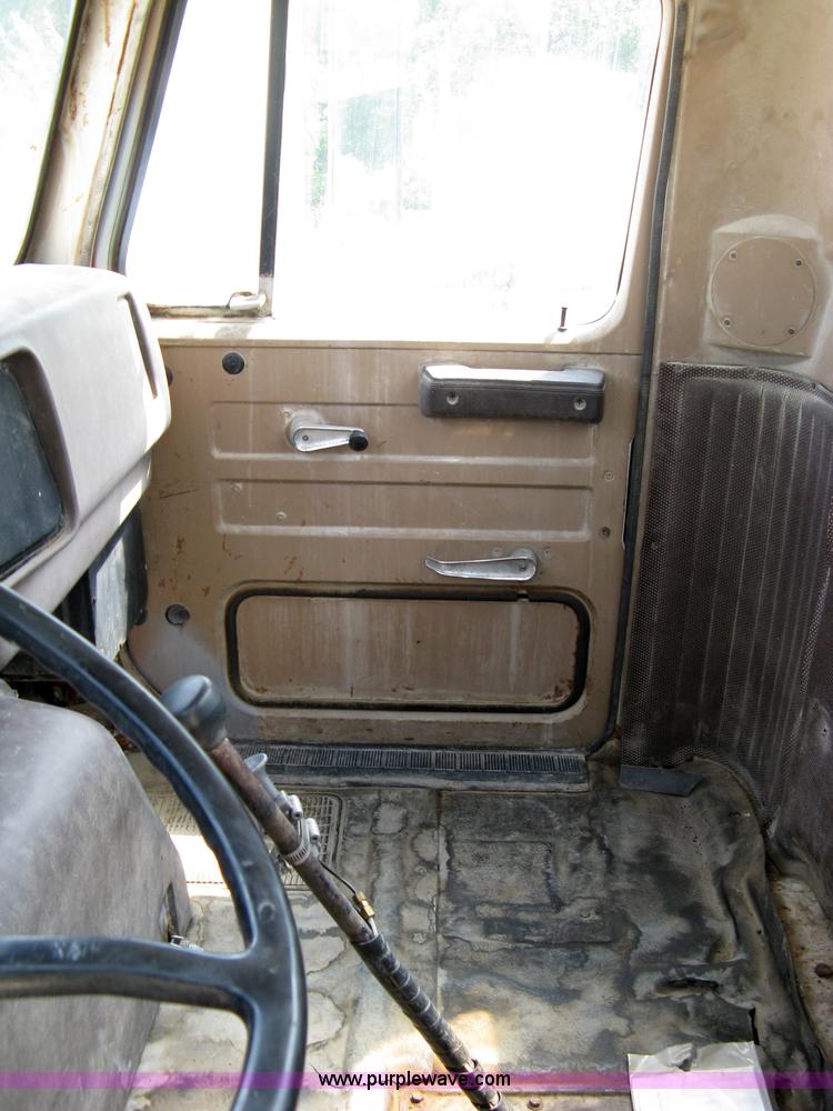 image for item 5070 1981 International Series F2674 mixer truck