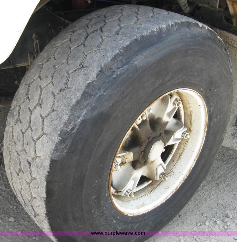 image for item 5070 1981 International Series F2674 mixer truck