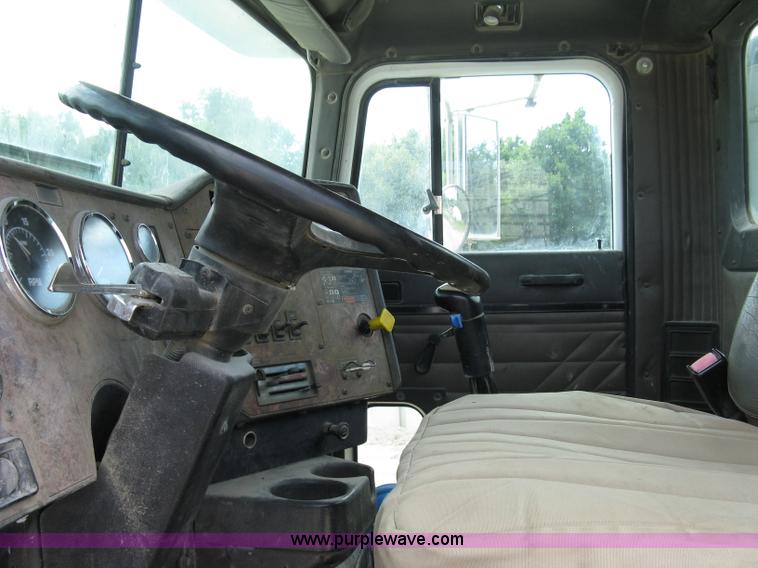 image for item 5071 1999 International Paystar 5000SFA mixer truck