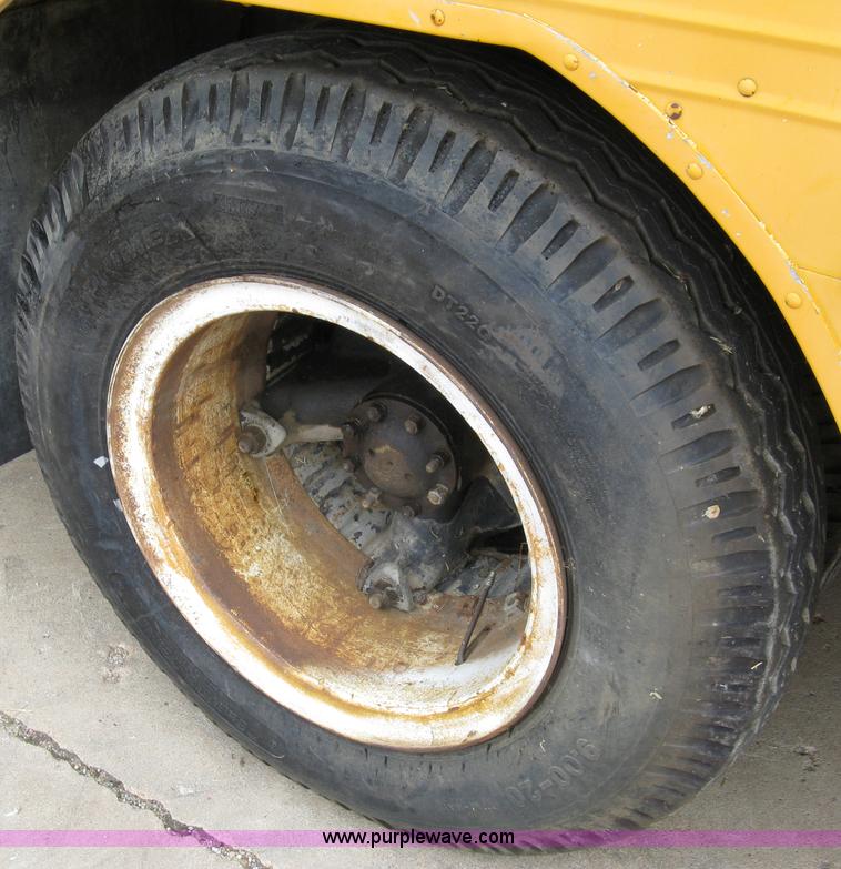 image for item 5083 1982 Ford B-600 school bus