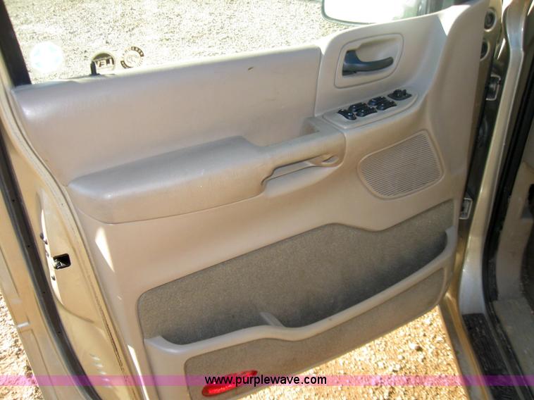 image for item 7228 2001 Ford Winstar SE mini van