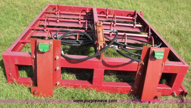 image for item 1014 Front-end loader eight bale grapple