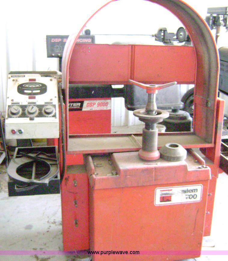 image for item 1603 Hunter 711 tire balancer