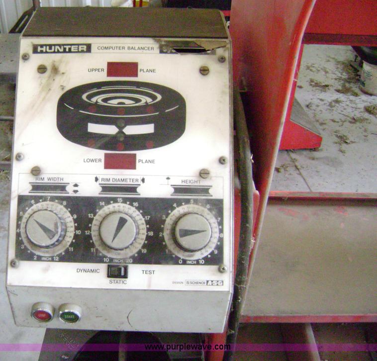 image for item 1603 Hunter 711 tire balancer