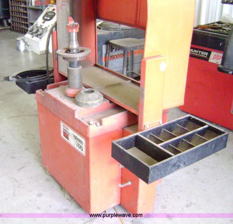 image for item 1603 Hunter 711 tire balancer