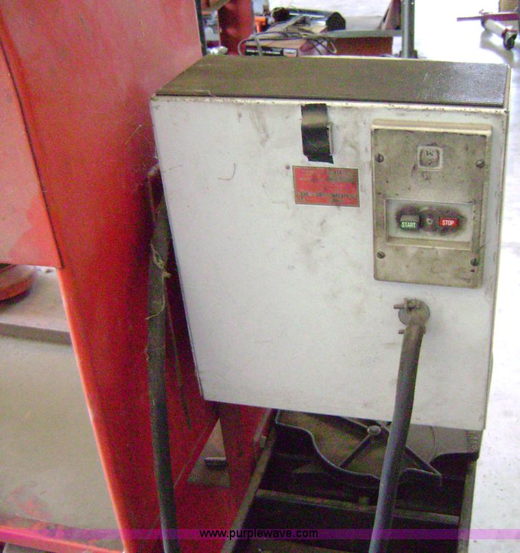 image for item 1603 Hunter 711 tire balancer