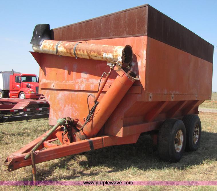image for item 3065 UFT 750 bushel grain cart