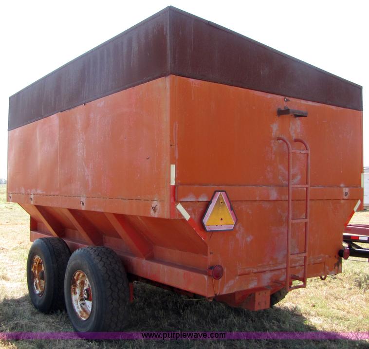image for item 3065 UFT 750 bushel grain cart