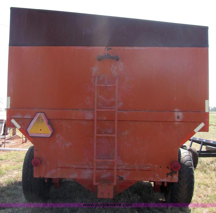 image for item 3065 UFT 750 bushel grain cart