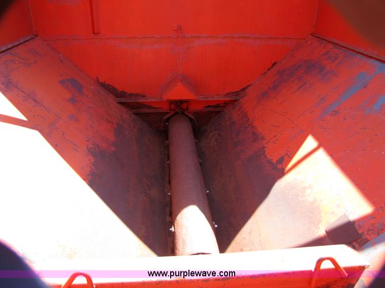 image for item 3065 UFT 750 bushel grain cart