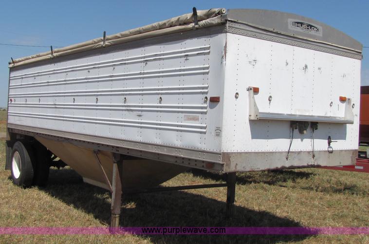 image for item 3068 1978 American 24' grain trailer