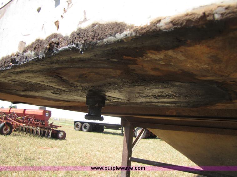 image for item 3068 1978 American 24' grain trailer