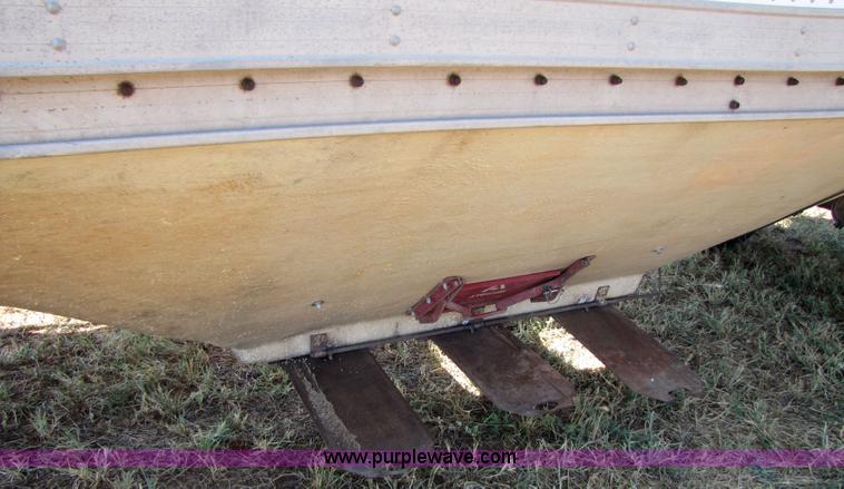 image for item 3068 1978 American 24' grain trailer