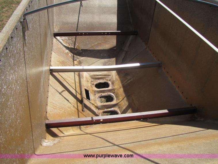 image for item 3068 1978 American 24' grain trailer