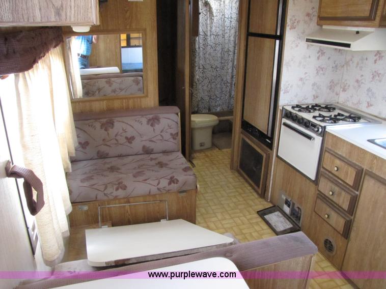 image for item 3074 1990 Sun Valley 298 29' camper trailer