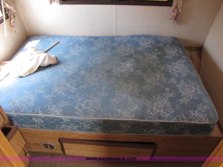 image for item 3074 1990 Sun Valley 298 29' camper trailer