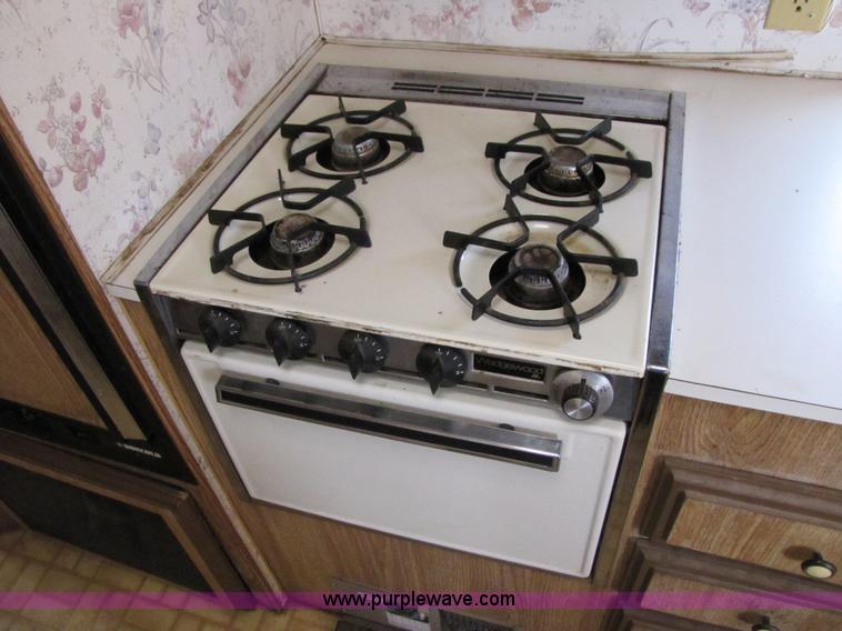 image for item 3074 1990 Sun Valley 298 29' camper trailer