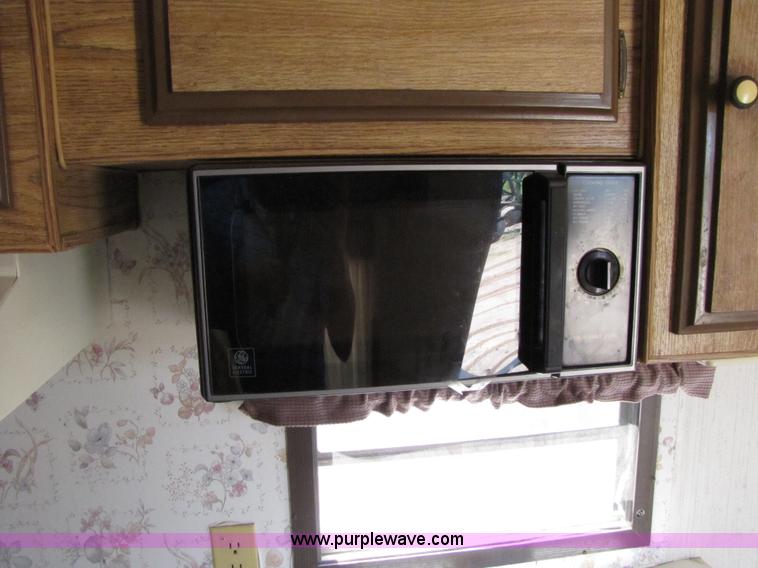 image for item 3074 1990 Sun Valley 298 29' camper trailer