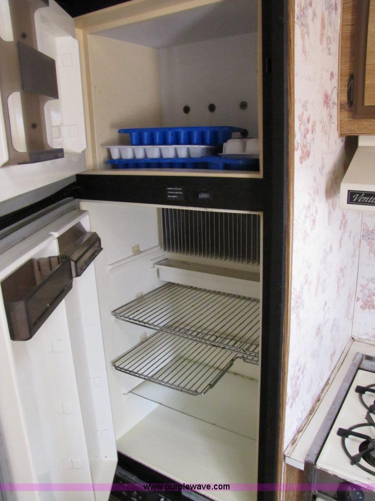 image for item 3074 1990 Sun Valley 298 29' camper trailer