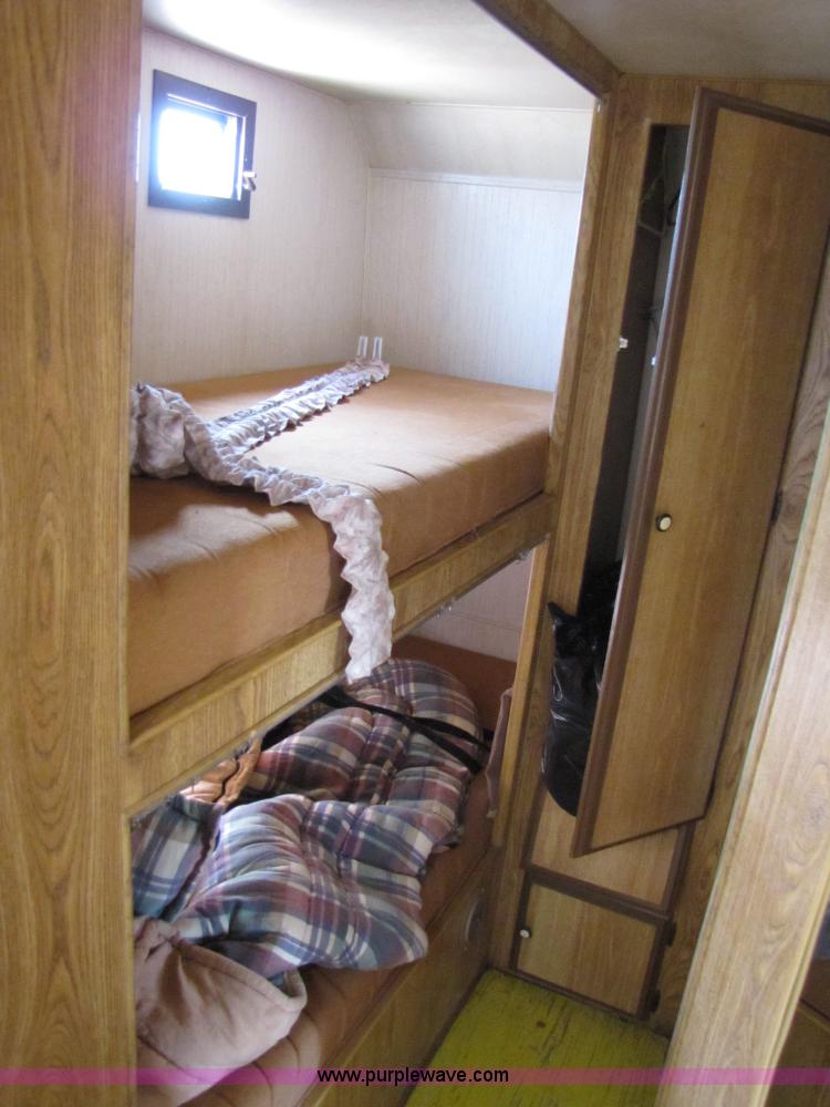 image for item 3074 1990 Sun Valley 298 29' camper trailer