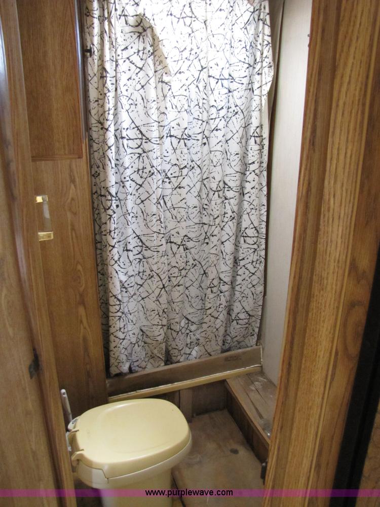 image for item 3074 1990 Sun Valley 298 29' camper trailer