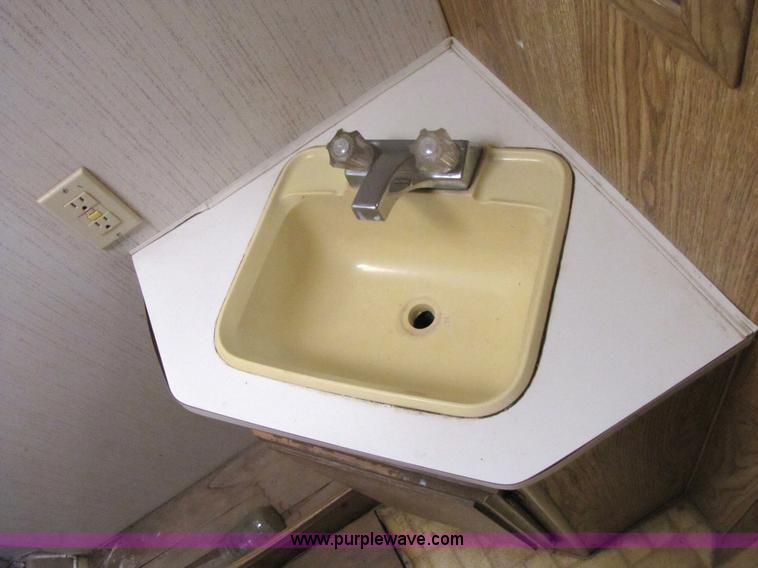 image for item 3074 1990 Sun Valley 298 29' camper trailer