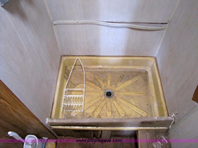 image for item 3074 1990 Sun Valley 298 29' camper trailer