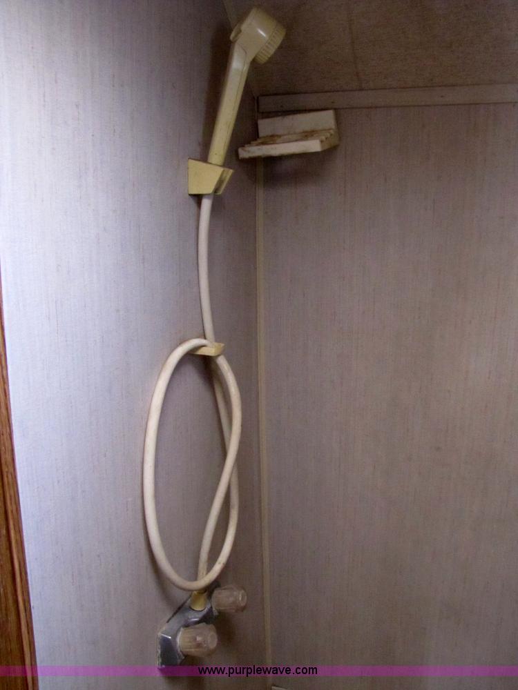 image for item 3074 1990 Sun Valley 298 29' camper trailer