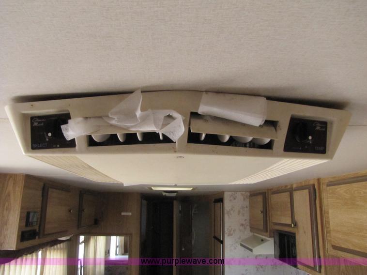 image for item 3074 1990 Sun Valley 298 29' camper trailer