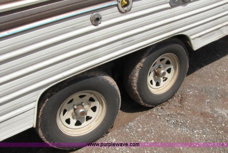 image for item 3074 1990 Sun Valley 298 29' camper trailer