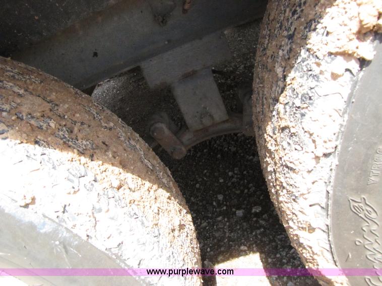 image for item 3074 1990 Sun Valley 298 29' camper trailer