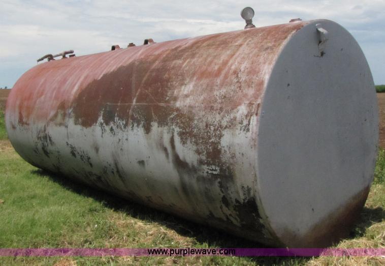 image for item 3076 8000 gallon fuel tank