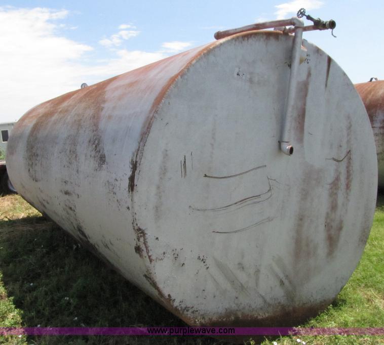 image for item 3076 8000 gallon fuel tank