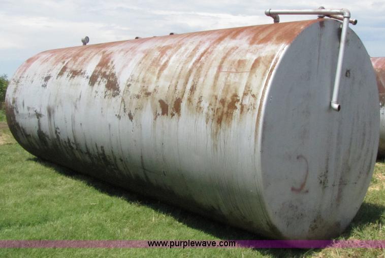 image for item 3077 8000 gallon fuel tank