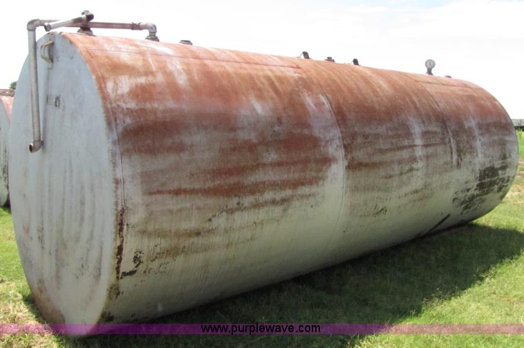 image for item 3077 8000 gallon fuel tank