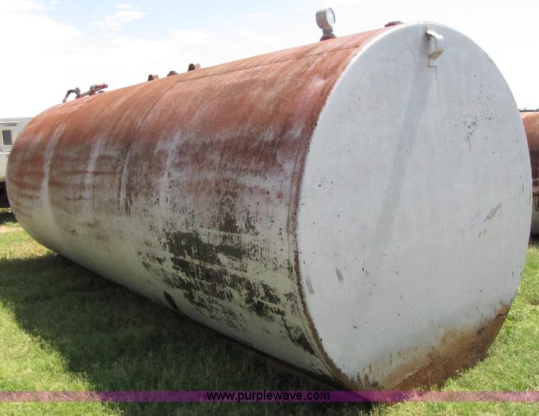 image for item 3077 8000 gallon fuel tank