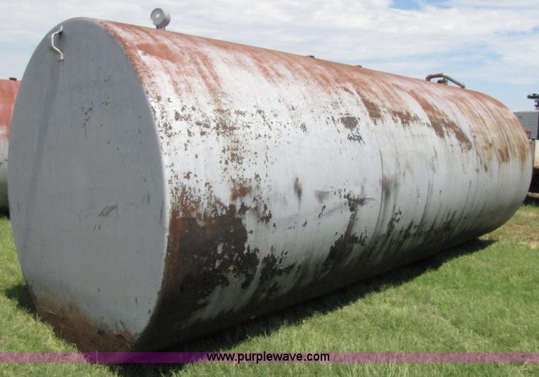 image for item 3077 8000 gallon fuel tank