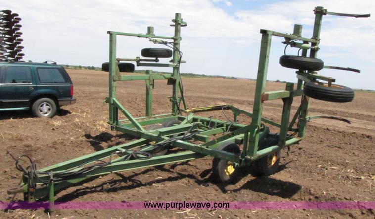 image for item 3081 John Deere 1600 field chisel