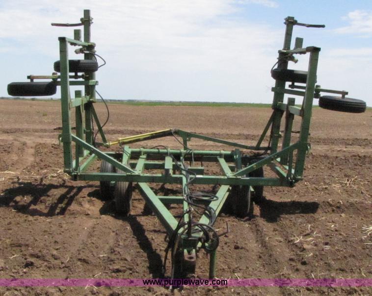 image for item 3081 John Deere 1600 field chisel