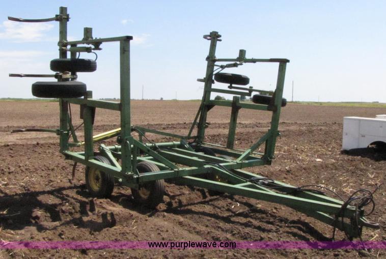 image for item 3081 John Deere 1600 field chisel