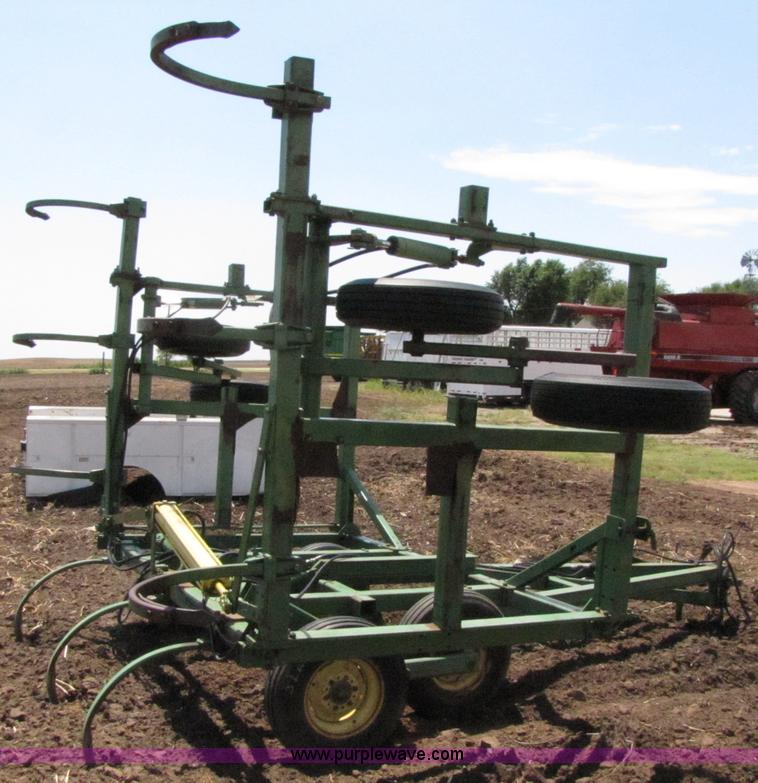 image for item 3081 John Deere 1600 field chisel