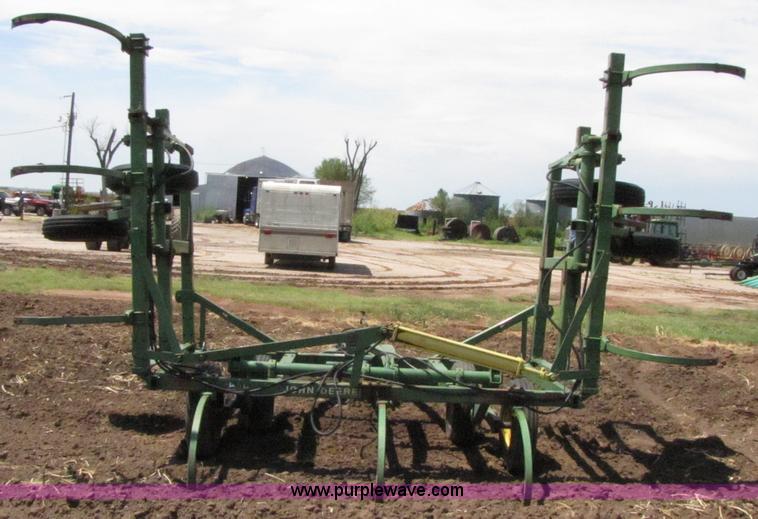 image for item 3081 John Deere 1600 field chisel