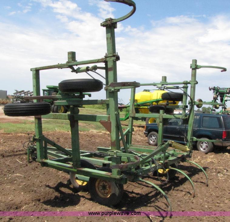 image for item 3081 John Deere 1600 field chisel