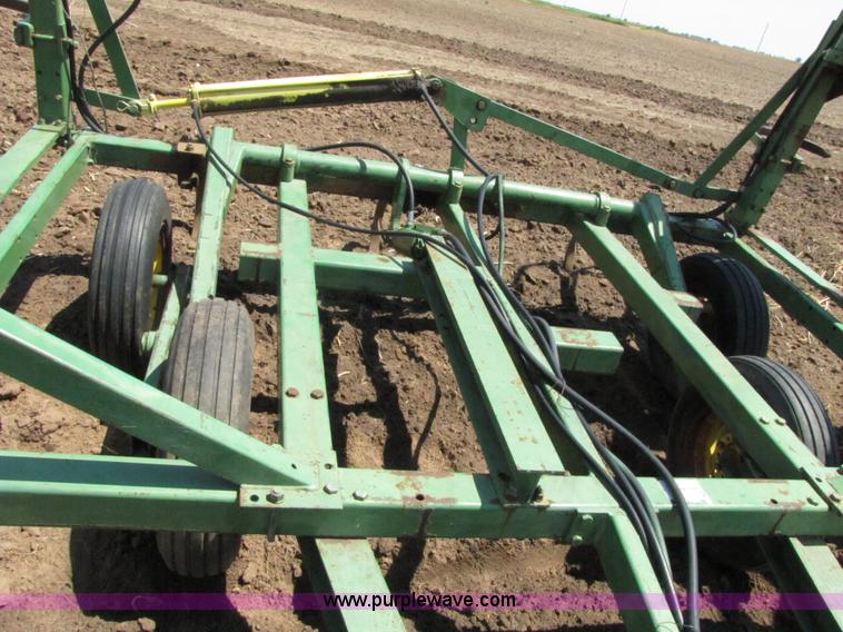 image for item 3081 John Deere 1600 field chisel