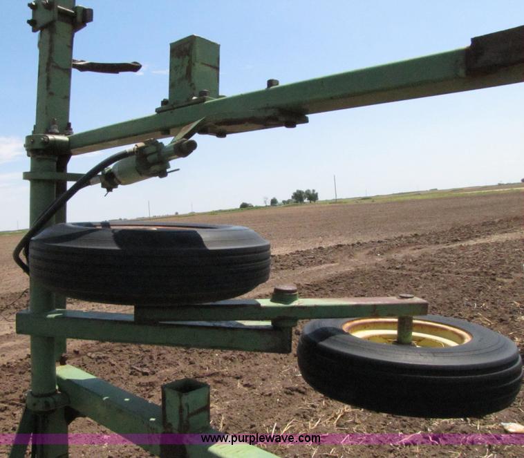 image for item 3081 John Deere 1600 field chisel